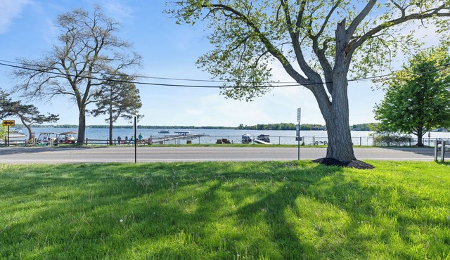 Lakeside Escape On Walled Lake with Beach Access New