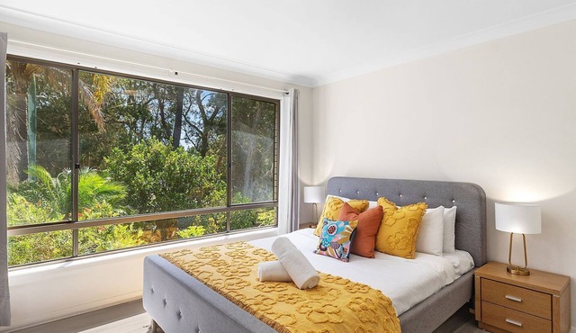 Lakeside Escape steps To The Lake and Beach