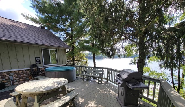 Lakeside Escape Year round HOT TUB & Pontoon Rental