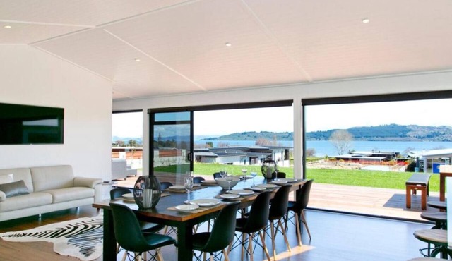 Lakeside Estate Panoramic Lake and Mountain views