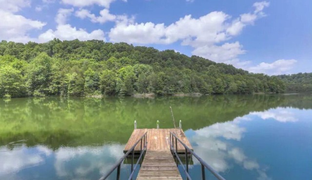 Lakeside Family Escape-Modern log home in secluded cove w/pvt. dock, Sleeps 12