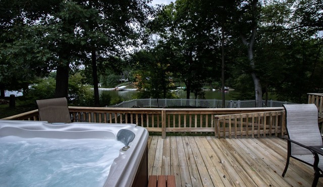 Lakeside family house w/hot tub.
