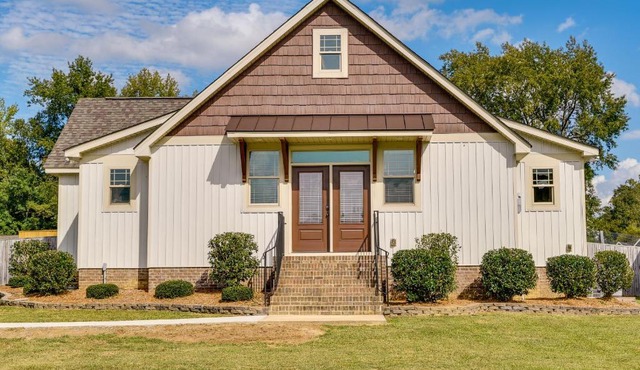 Lakeside Farm Sanctuary! 30-Acre Benson Retreat