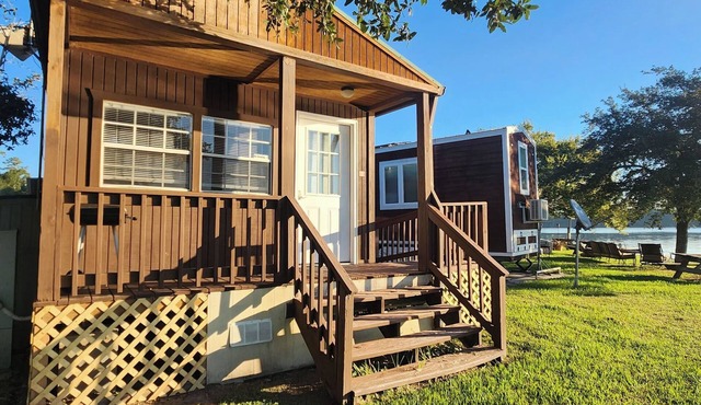 Lakeside fishing cabin on beautiful Lake Conroe.