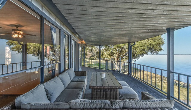 Lakeside Gathering Place with Panoramic Views! Lake fun and fishing!