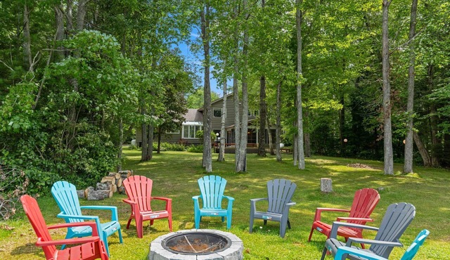 Lakeside Gem: Large 5 Bed 3 Bath Haven in Bancroft!