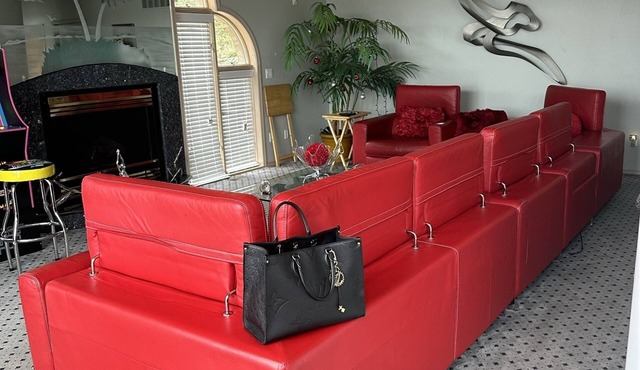 Lakeside getaway w/double patio + 2 kitchens, a short ride to downtown Detroit