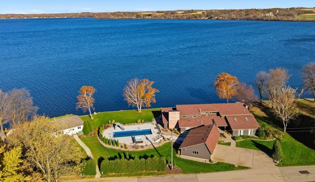 Lakeside Getaway - Games, HotTub & Space to Gather