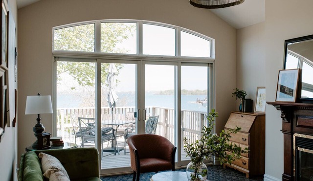 Lakeside Getaway in Marysville, Wolfe Island - Shopkeepers Apartment