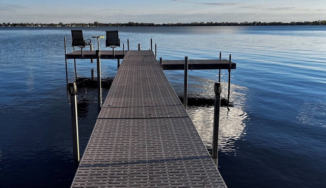 Lakeside Getaway on Lake Madison. Hot tub with a view of the lake!