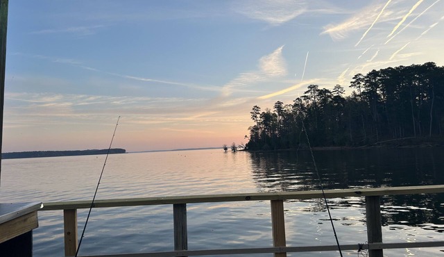 Lakeside getaway on Toledo Bend with private pier & boat access