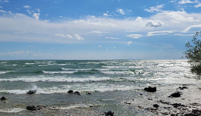 Lakeside Getaway with 300 ft on Lake Ontario