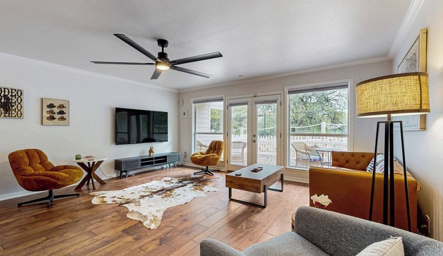‘Lakeside Getaway’ w/Patio on Lady Bird Lake