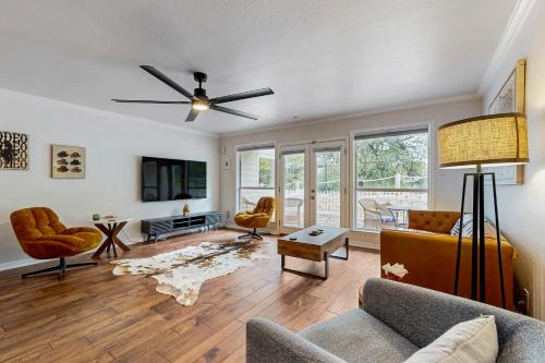 ‘Lakeside Getaway’ w/Patio on Lady Bird Lake