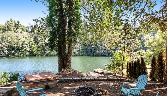 Lakeside Getaway with hot tub, fire pit, & fast WiFi - steps to the water