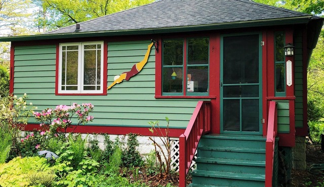 Lakeside Grove Cottage - Perfect Lakeside Village/Beach Location