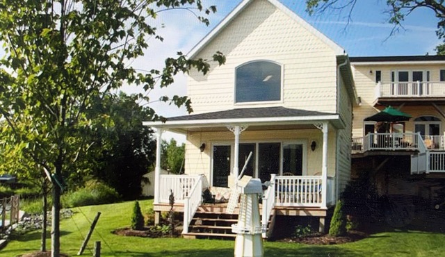 Lakeside Guest Cottage w/2 Kayaks Sleeps 4 on a 410' Private Peninsula