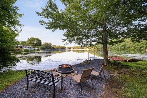 Lakeside Haven, a Modern Cottage with Lake Views