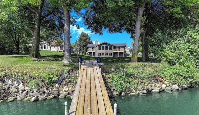 Lakeside Haven at Wells LakenLakefront, Pool Table, Events Space & Fully Loaded