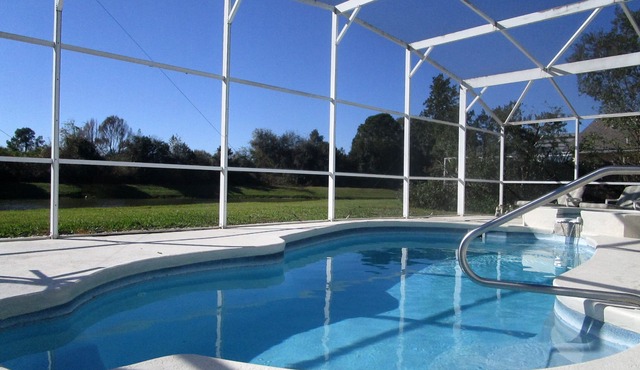 'Lakeside Haven' Fantastic South Facing Pool, Spa and Stunning Lakeside Views.