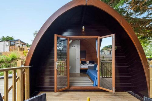 Lakeside Haven -Fishing Lakes, Heated Outdoor Swimming Pool 500yrds on Sister Park , Pool Open April to September