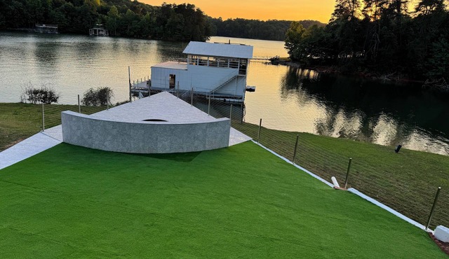 Lakeside Haven: Hot Tub! Wi-Fi! Free Parking! Private! Beach! Centrally located.