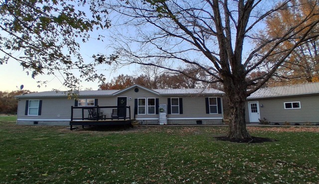 Lakeside Haven Come enjoy the relaxing stay next to the Lake with nature sounds