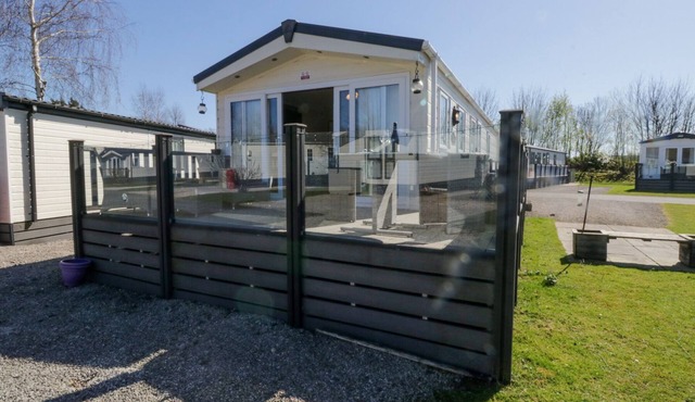 LAKESIDE HAVEN, pet friendly, with a garden in Carnforth