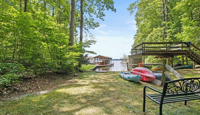 Lakeside Haven: Spacious Retreat with Stunning Views and Family Fun