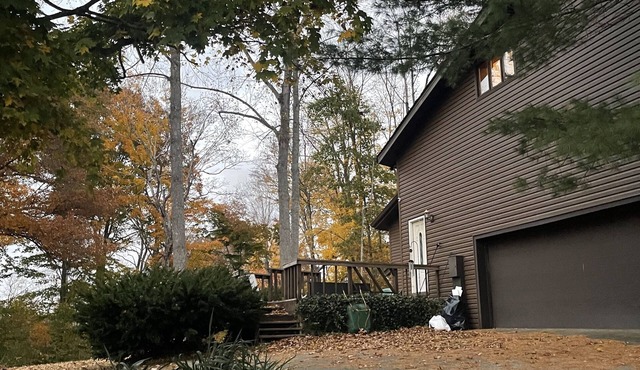 Lakeside Hideaway - Beautiful country setting just minutes from town