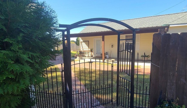 Lakeside Highlands Guesthouse- Close to parks, shopping, and dining!