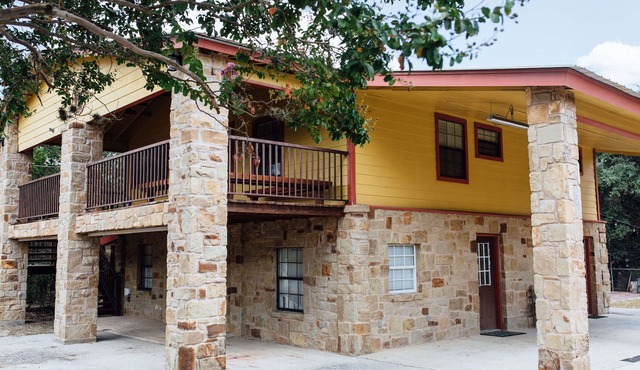 Lakeside Hill Country 5BR Home; Covered Parking; Pickleball Court