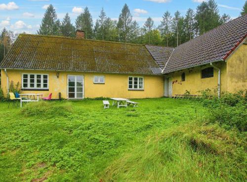 Lakeside Holiday Home with Forest