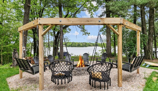 Lakeside Home: Speakeasy Game Room & Hot Tub