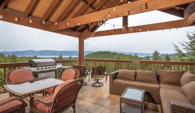 Lakeside home w/private hot tub & indoor sauna w/stunning views - Lake Forest Retreat