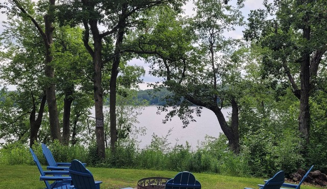 Lakeside home with plenty of amenities for all, on river fed Lake!