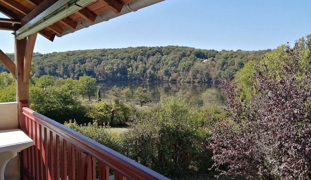 Lakeside house with enclosed garden and private parking, pets allowed