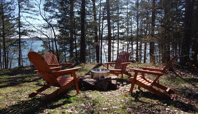 Lakeside house on Greers Ferry. Cozy, fun getaway.