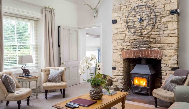 Lakeside House - sleeps 10 guests in 4 bedrooms