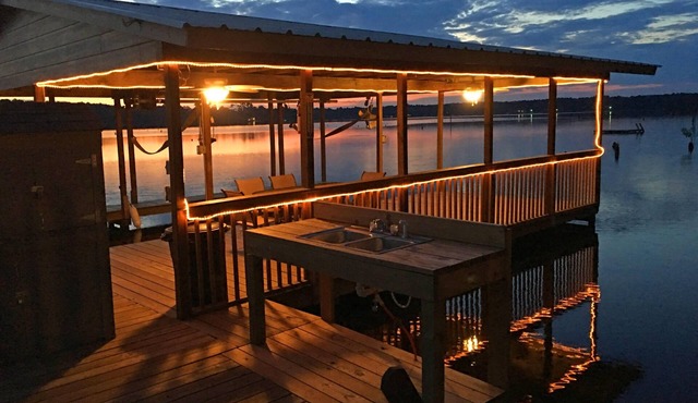 "Lakeside" Kayaks, dock with boat house, huge porch and much more