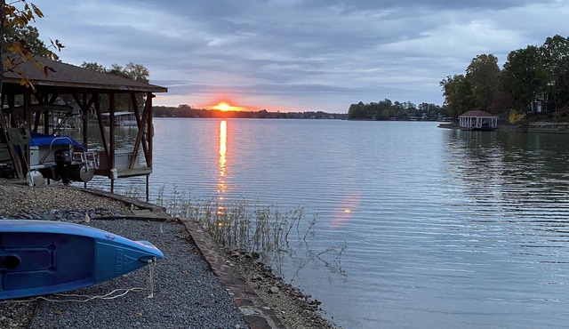 Lakeside Lake Balboa w/2 kayaks