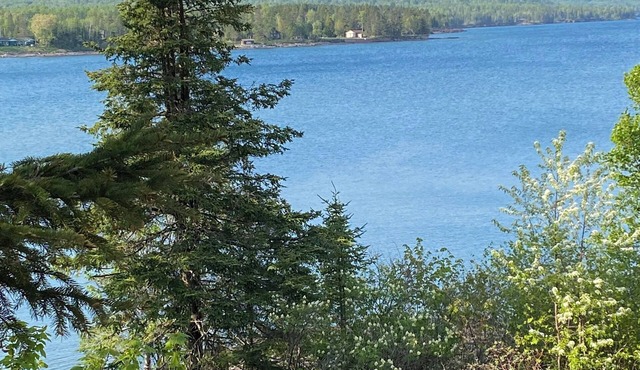 Lakeside Lair; cozy Lake Superior waterfront retreat with views!