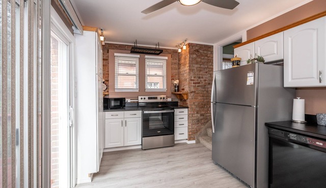 Lakeside Landing – Modern & Chic 3BR Retreat