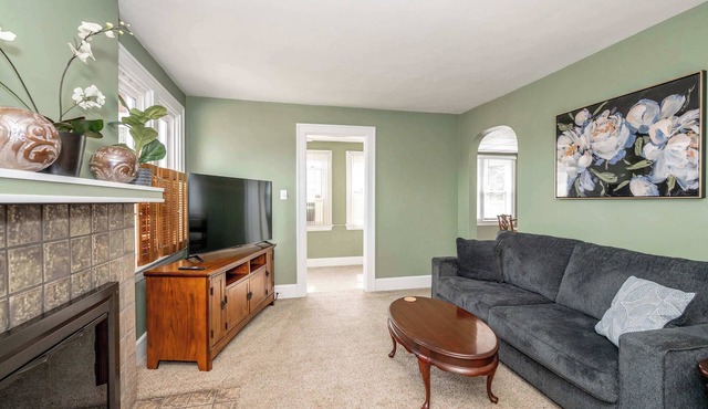 Lakeside Landing – Modern & Chic 3BR Retreat