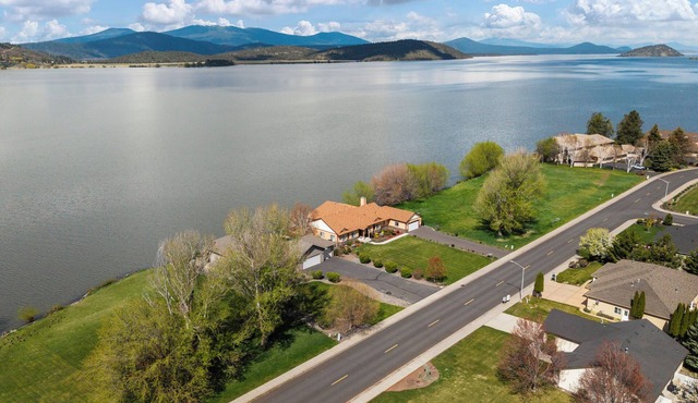 Lakeside Leisure, Hot Tub, Golf Course, Sleeps 10, Lakefront, Near Crater Lake