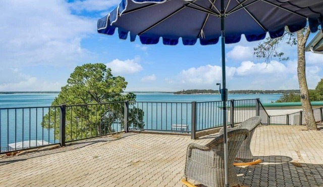 Lakeside Living at its Finest, Bar, Jacuzzi