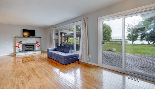 Lakeside Living: *BBQ Fun, Boat Deck & Playground*