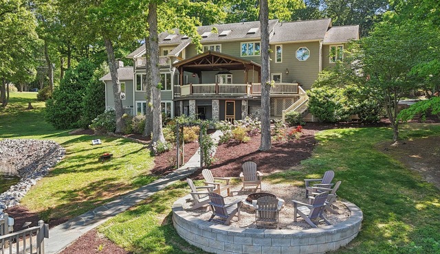 Lakeside Living - Firepit, Outdoor Fireplace, Kayaks, Arcade and much more!