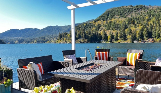 Lakeside Living with HotTub, Kayaks, Paddleboard; close to Olympic National Park