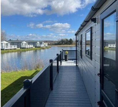 Lakeside location, sleeps 8, 3 bedrooms, fully glazed wrap around decking, Haven Lakeland, Lake District